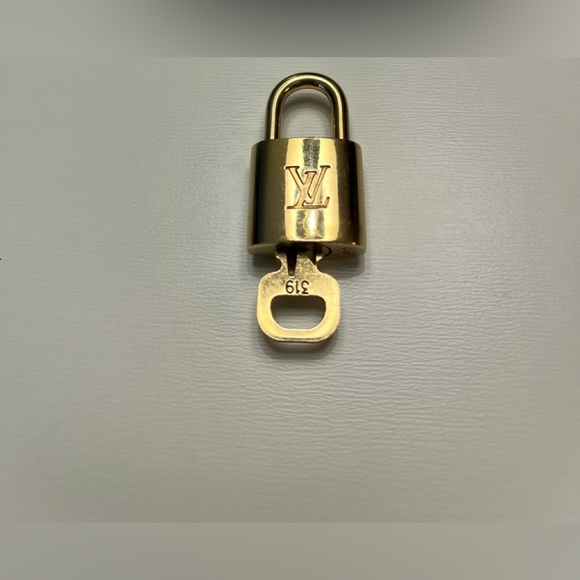 Authentic Louis Vuitton padlocks with single key. 302 and 320 are sold. - Picture 3 of 4